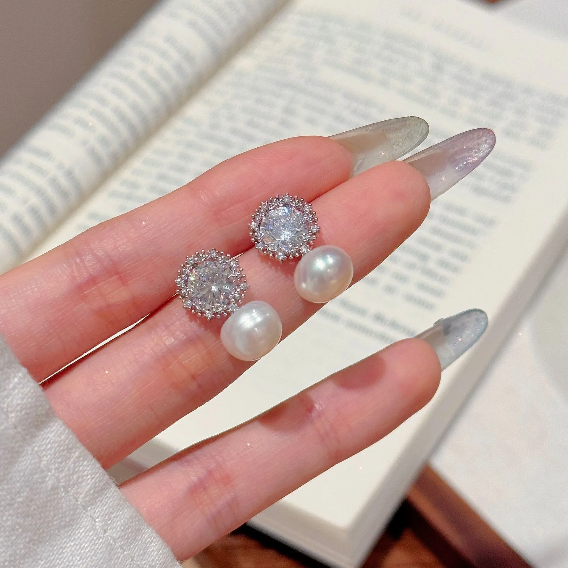 Kệ trưng bày bông tai nhiều tầng với khung kim loại chắc chắn