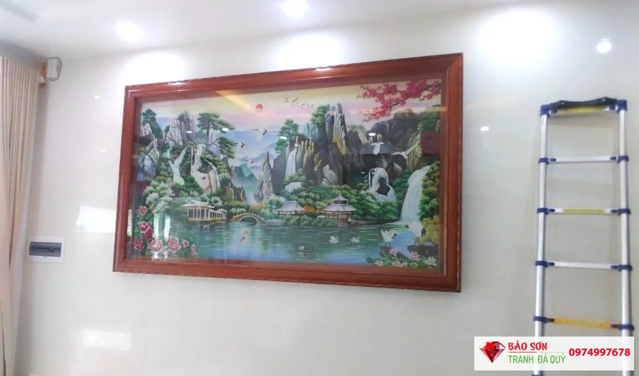 Bức tranh đá quý sơn thủy với núi non hùng vĩ, thác nước và cây tùng xanh tươi