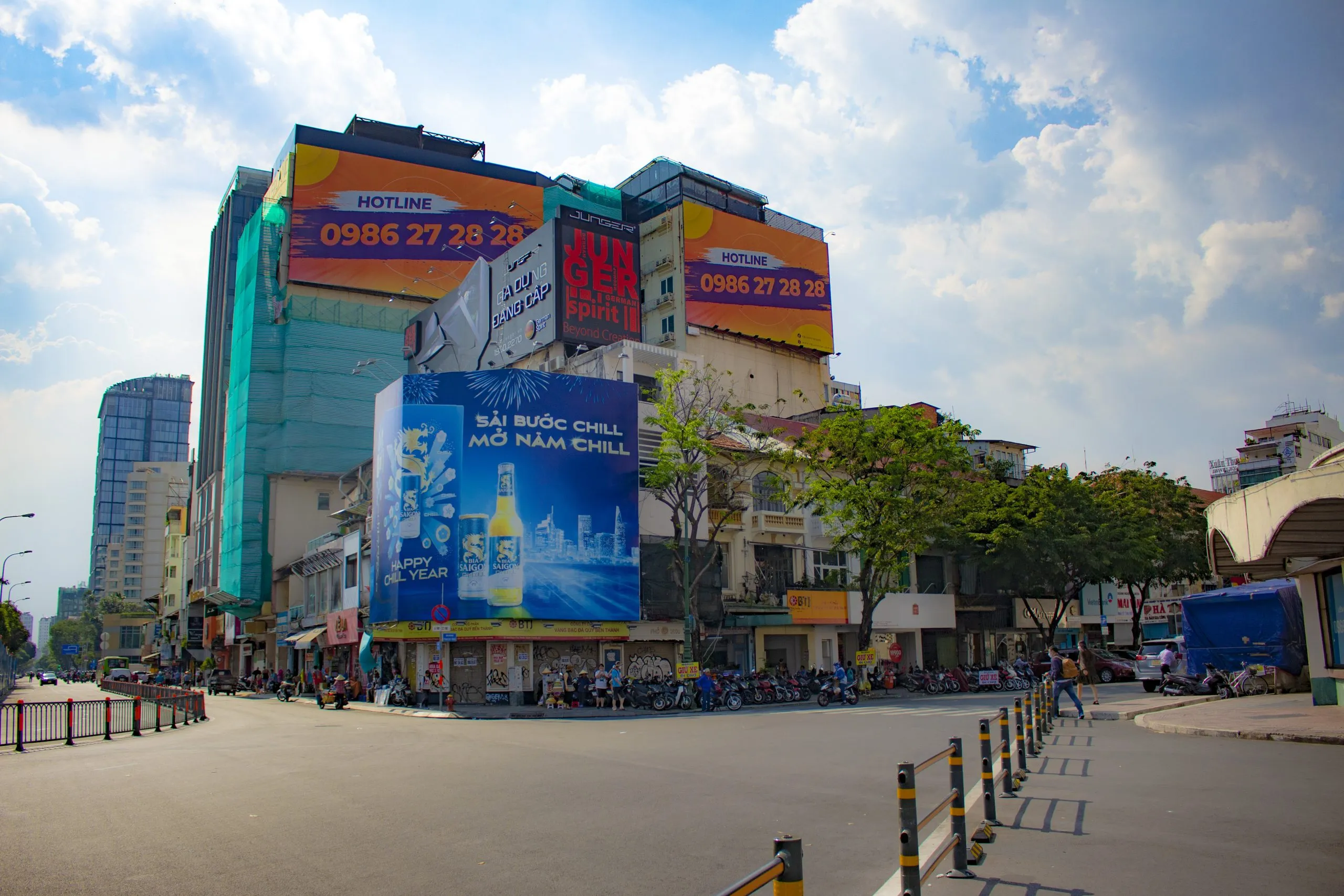 Không gian bên trong cửa hàng trang sức với tủ trưng bày hiện đại