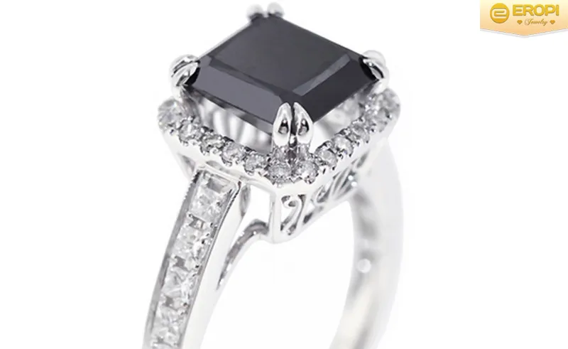 Serendibite với màu xanh chàm đặc trưng và độ trong suốt cao