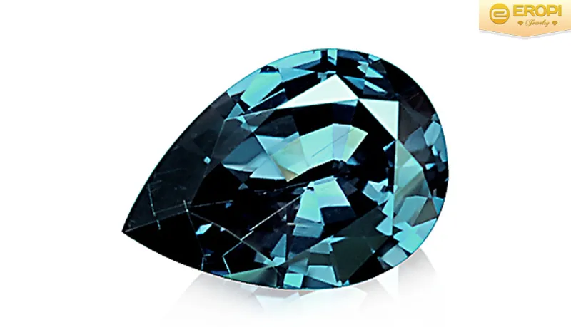 Blue Garnet chuyển màu từ xanh lục sang xanh lam dưới ánh sáng tự nhiên