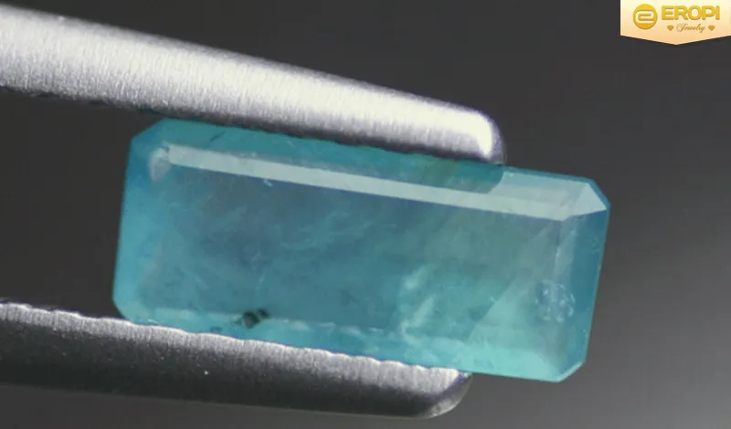 Grandidierite chuyển màu từ xanh lam sang xanh lục dưới ánh sáng khác nhau