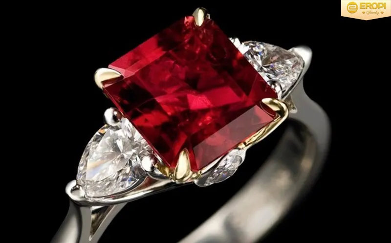 Tinh thể Red Beryl với màu đỏ thẫm đặc trưng