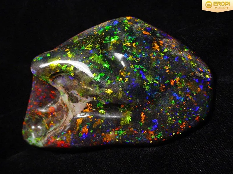 Viên Black Opal phản chiếu ánh sáng tạo hiệu ứng quang phổ đa sắc