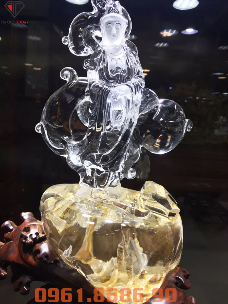 Tượng Phật Quan Âm bằng đá thạch anh trắng với vẻ đẹp thanh tịnh