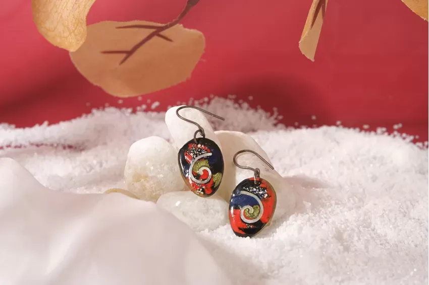 Nghệ nhân đang tỉ mỉ lắp ráp từng chi tiết nhỏ của bông tai thủ công