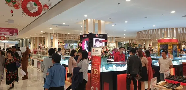 Không gian sang trọng với quầy trưng bày trang sức được thiết kế hiện đại tại trung tâm DOJI AEON MALL Hà Đông