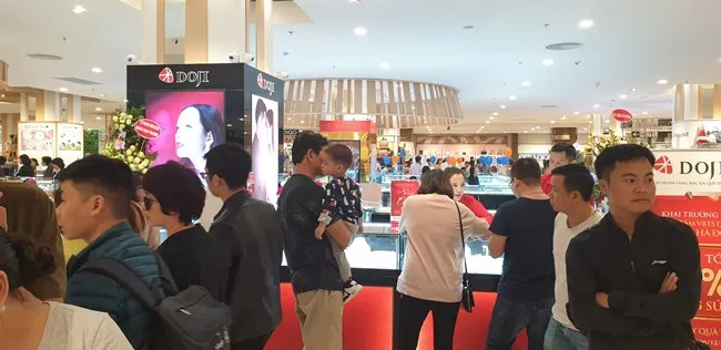 Nhân viên tư vấn nhiệt tình hỗ trợ khách hàng lựa chọn sản phẩm phù hợp