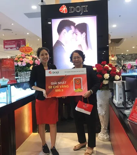 Khách hàng tham quan và lựa chọn trang sức tại các quầy trưng bày được bố trí khoa học