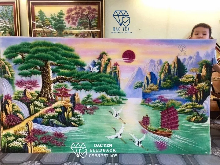 Cận cảnh bức tranh đá quý Tùng Hạc Đón Khách được chế tác tỉ mỉ từ hàng ngàn viên đá màu tự nhiên
