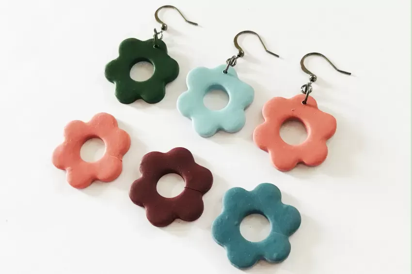 Đất sét polymer với màu sắc rực rỡ tạo điểm nhấn nổi bật cho trang phục