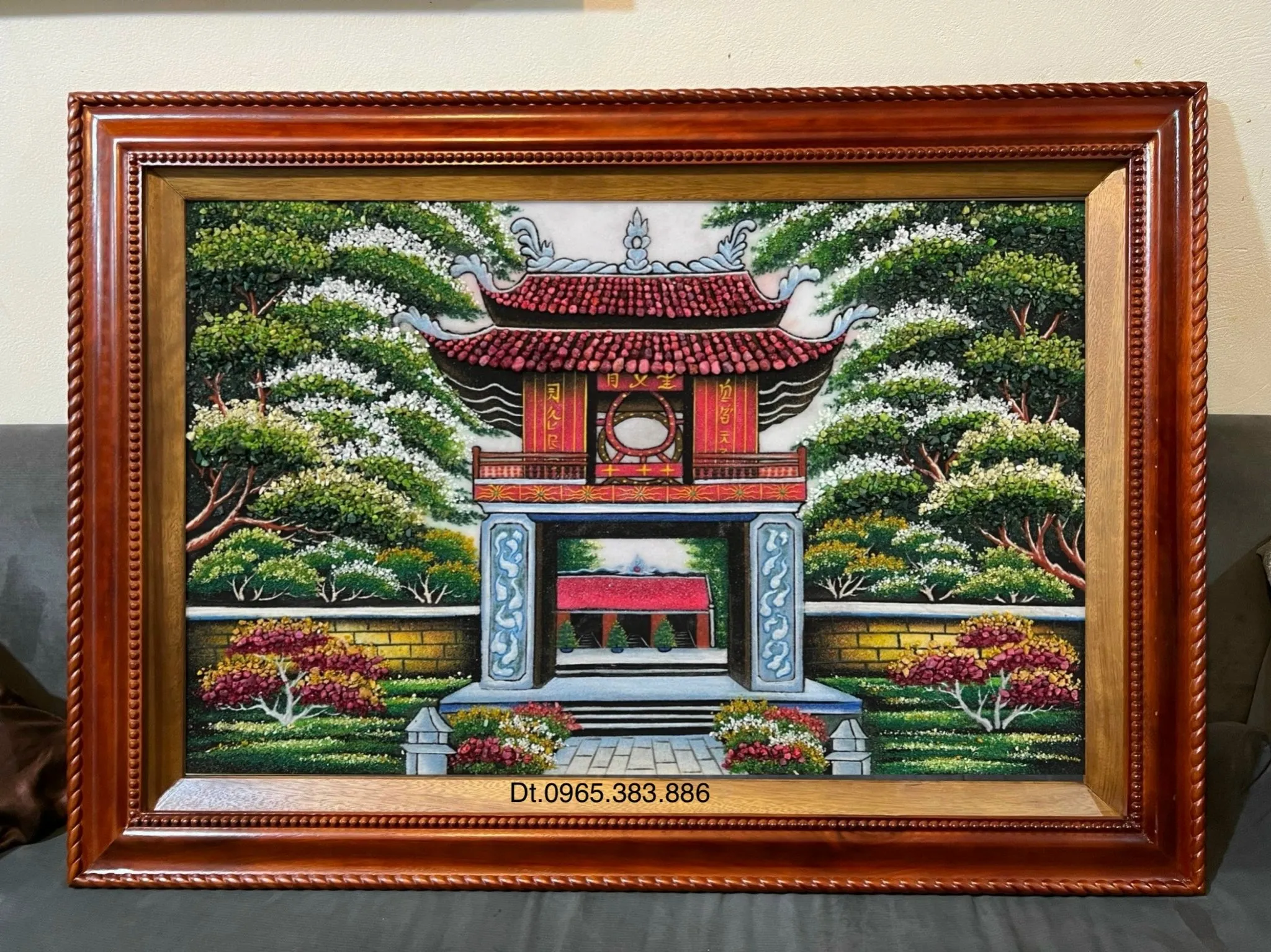 Tranh đá quý mô tả Cổng Văn Miếu với kiến trúc cổ kính, trang nghiêm