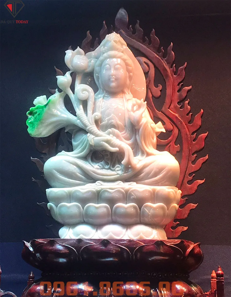 Tượng Phật Quan Âm bằng đá ngọc cẩm thạch với sắc màu độc đáo