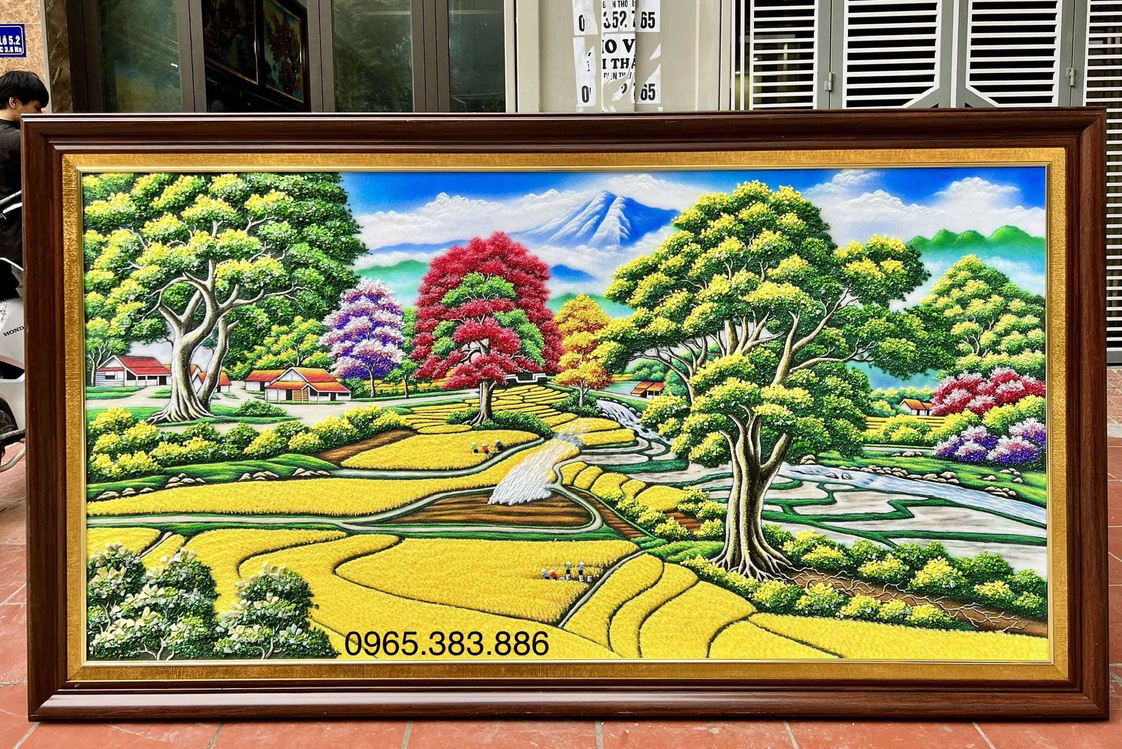 Tranh phòng khách đá quý với thiết kế sang trọng