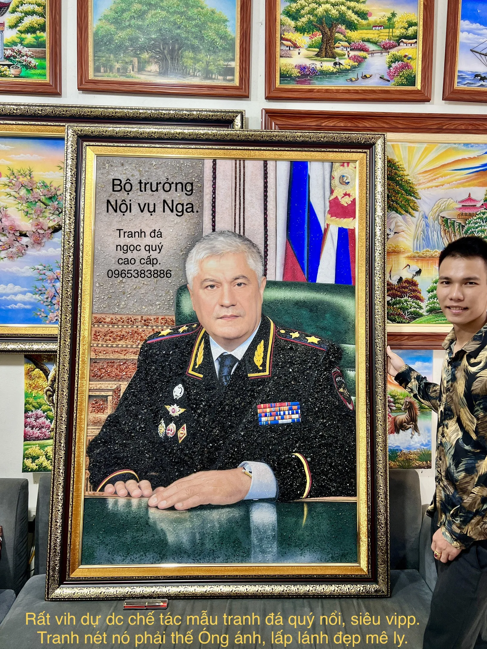 Tranh đá quý chân dung Bác Hồ với kỹ thuật khảm đá tinh vi