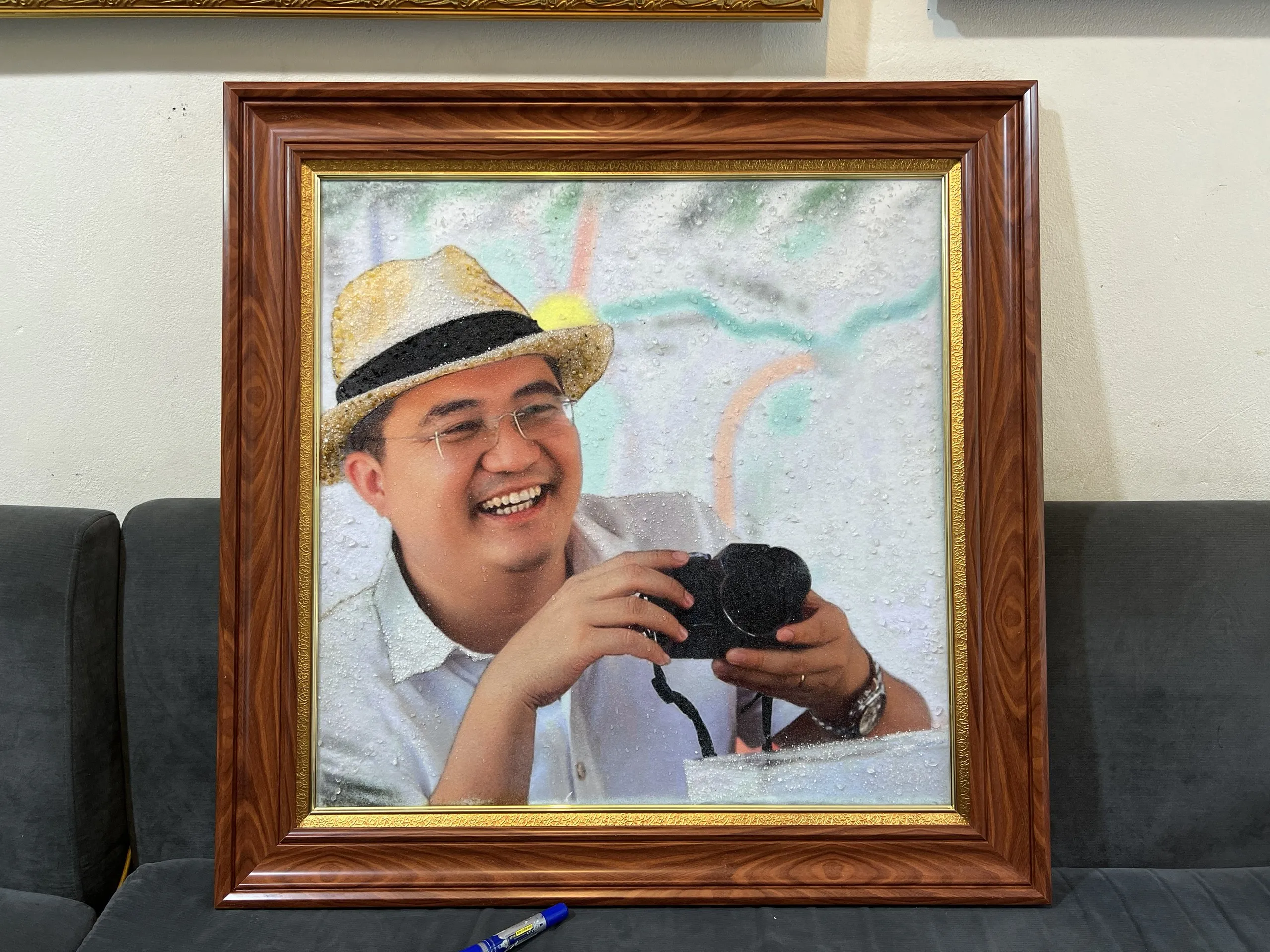 Nghệ nhân đang phác thảo bản vẽ chân dung trên nền đá chuẩn bị khảm đá quý