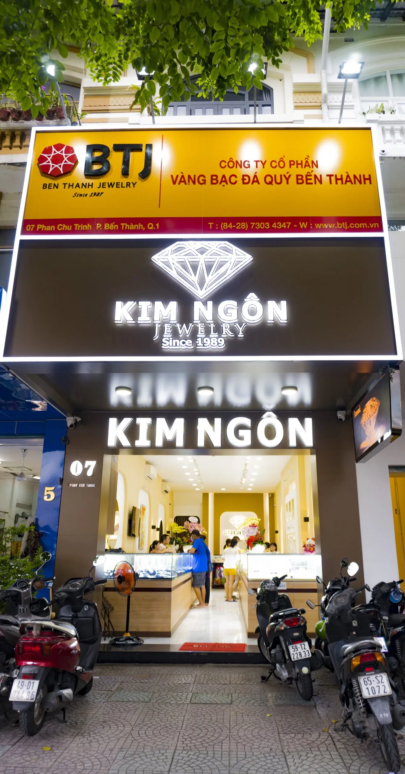 Không gian cửa hàng trang sức với thiết kế sang trọng