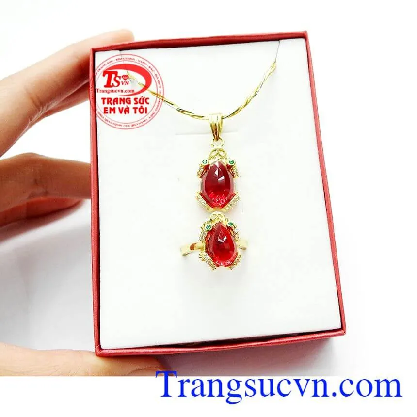 Nhẫn cóc ngậm tiền với đá nhân tạo màu vàng