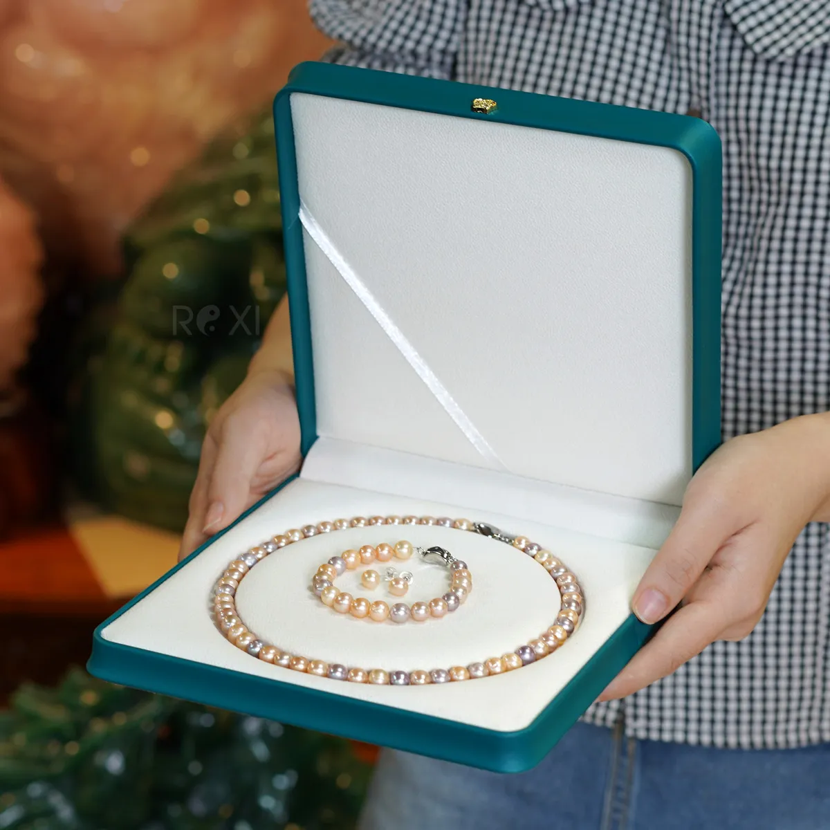 Bộ ngọc trai tứ quý gồm vòng cổ và hoa tai tạo bộ trang sức hoàn chỉnh