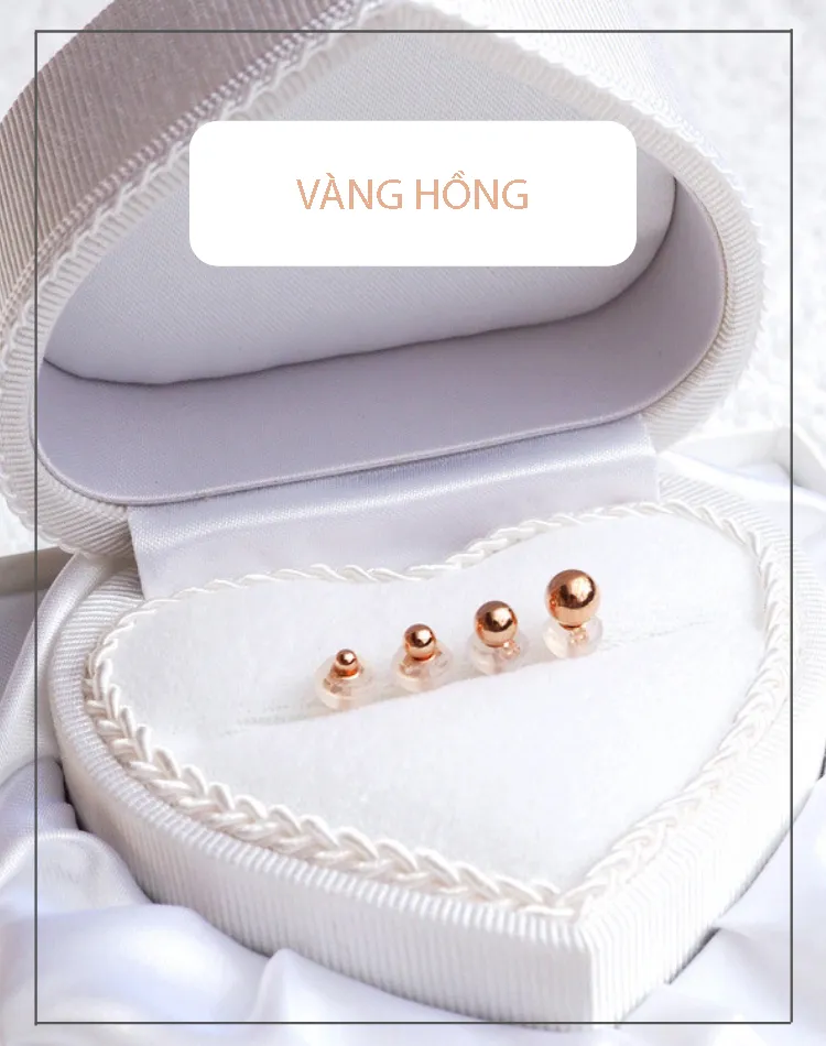 Bông tai nụ vàng 18K trong hộp đựng