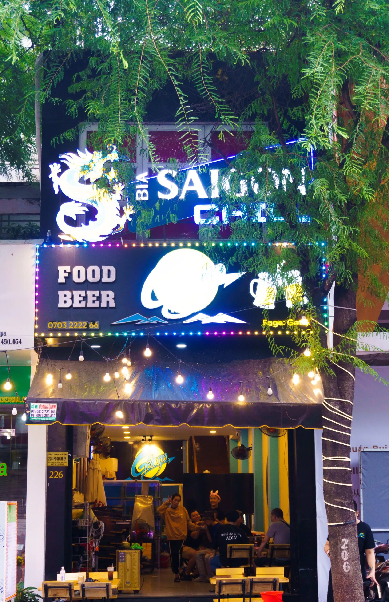 Mặt tiền cửa hàng ẩm thực và không gian thương mại đa dạng