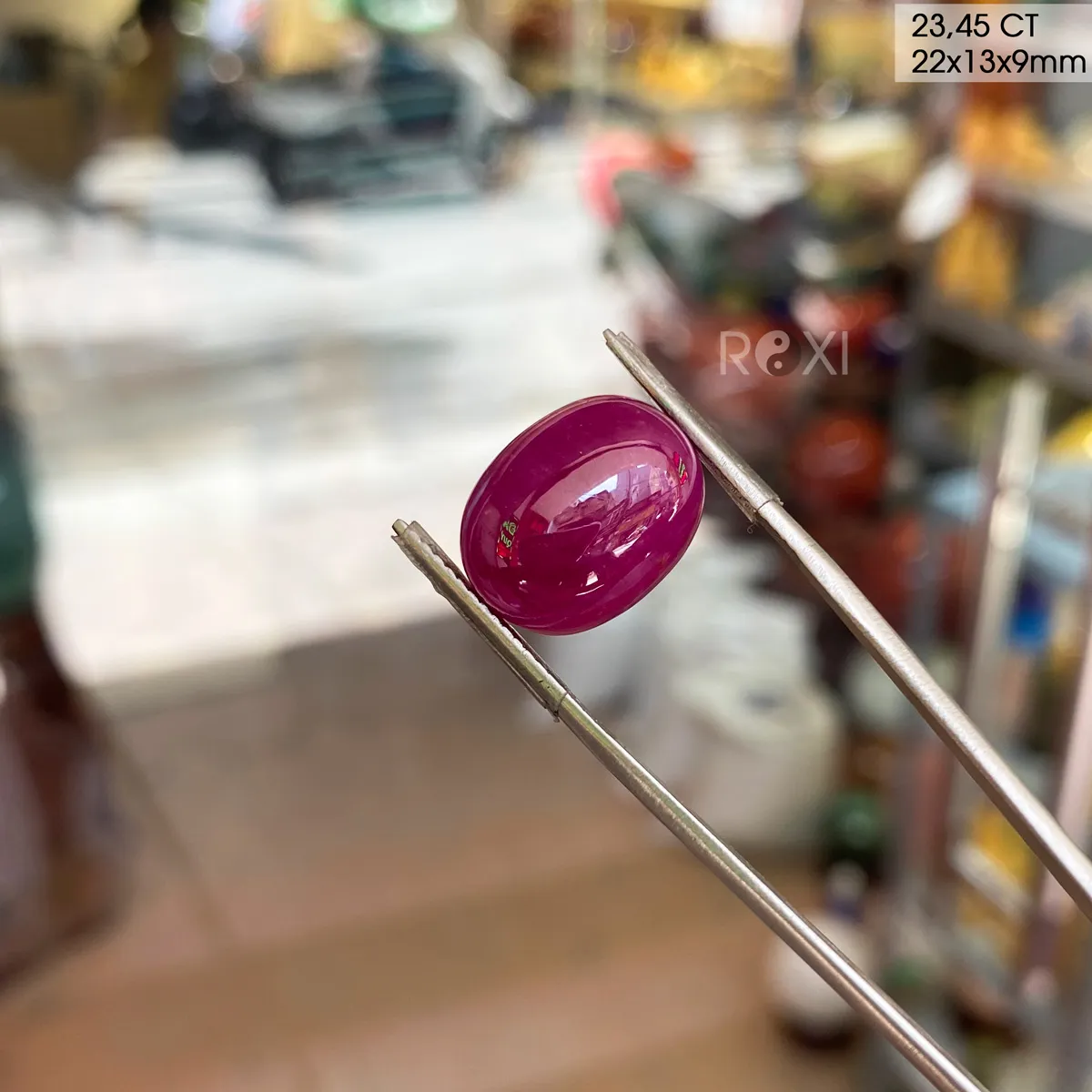 Viên đá Ruby đỏ tự nhiên với những mặt cắt sắc sảo phản chiếu ánh sáng mạnh mẽ