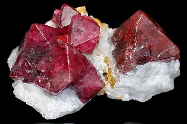 Mẫu đá quý đã qua xử lý nhiệt với dấu hiệu đặc trưng