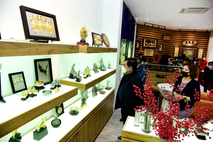 Tủ trưng bày sản phẩm trang sức cao cấp và kim cương G.I.A tại cửa hàng