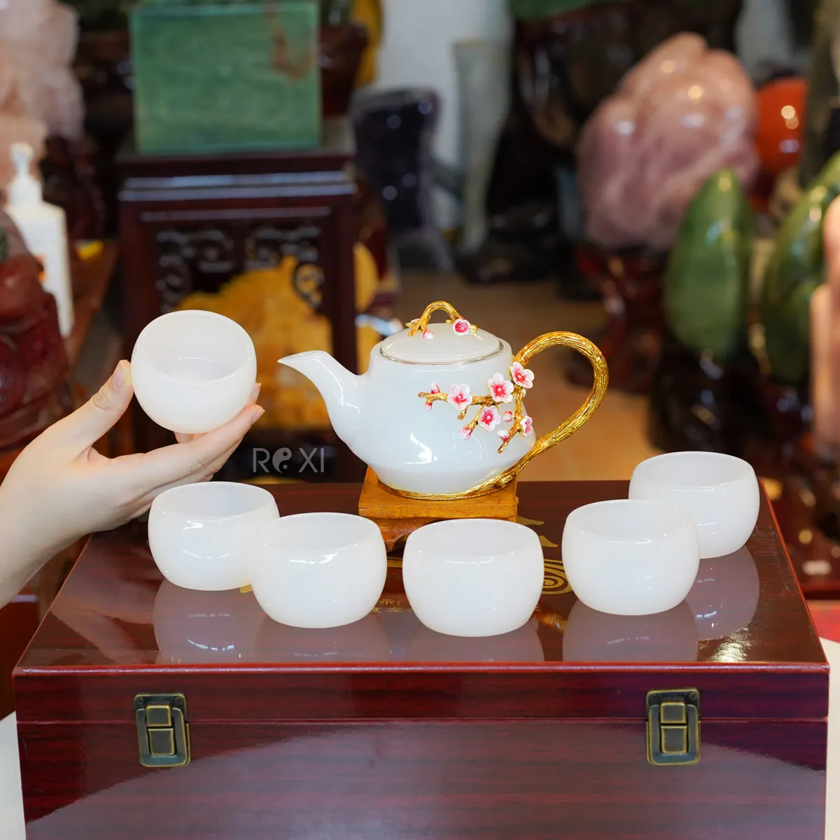 Bộ ẩm trà bạch ngọc hoa đào thể hiện sự tinh tế trong văn hóa thưởng trà