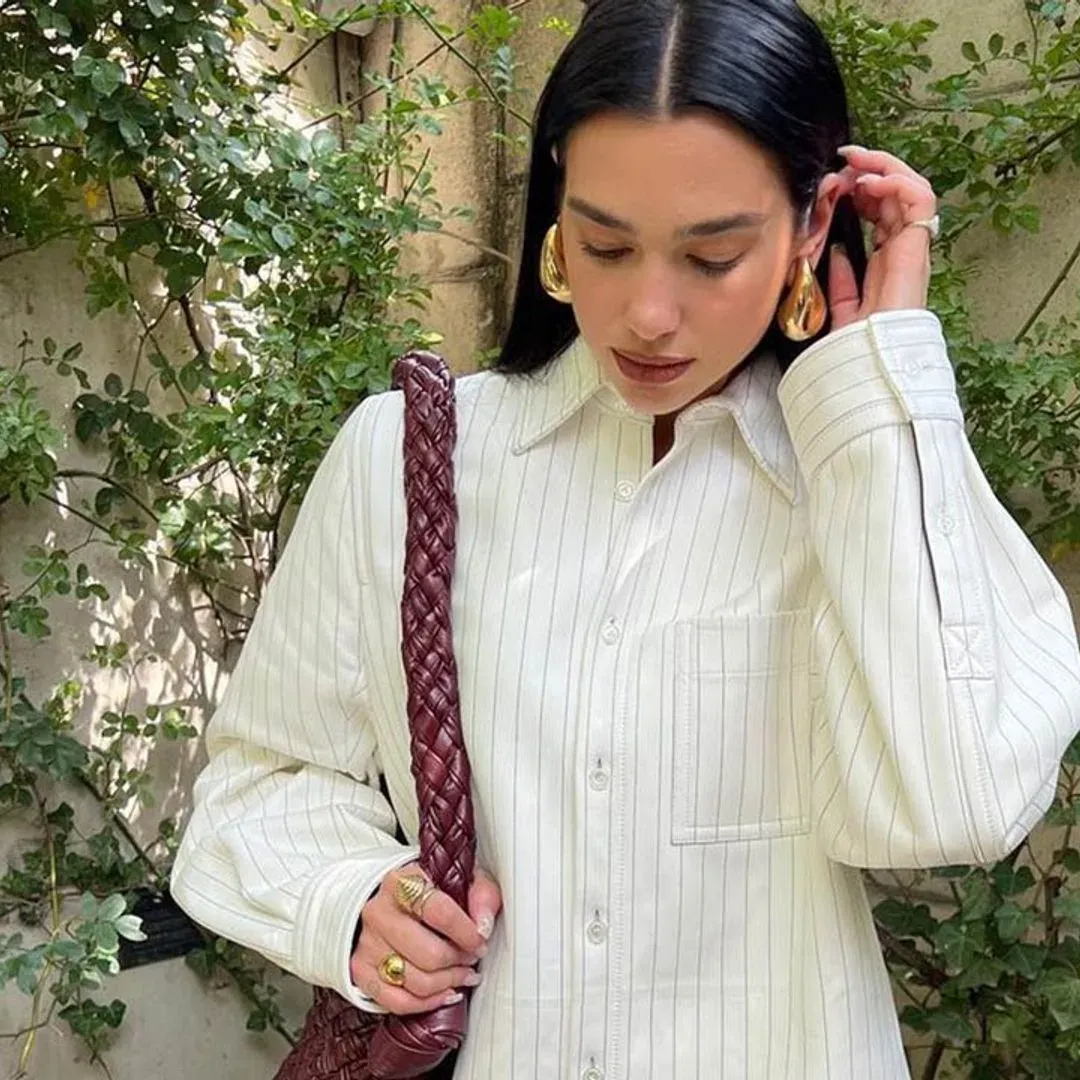 Dua Lipa phối bông tai khuyên tròn với váy lụa