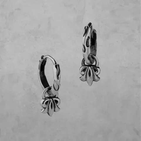 Bông tai nam hình hoa hướng dương với tông màu đen bạc