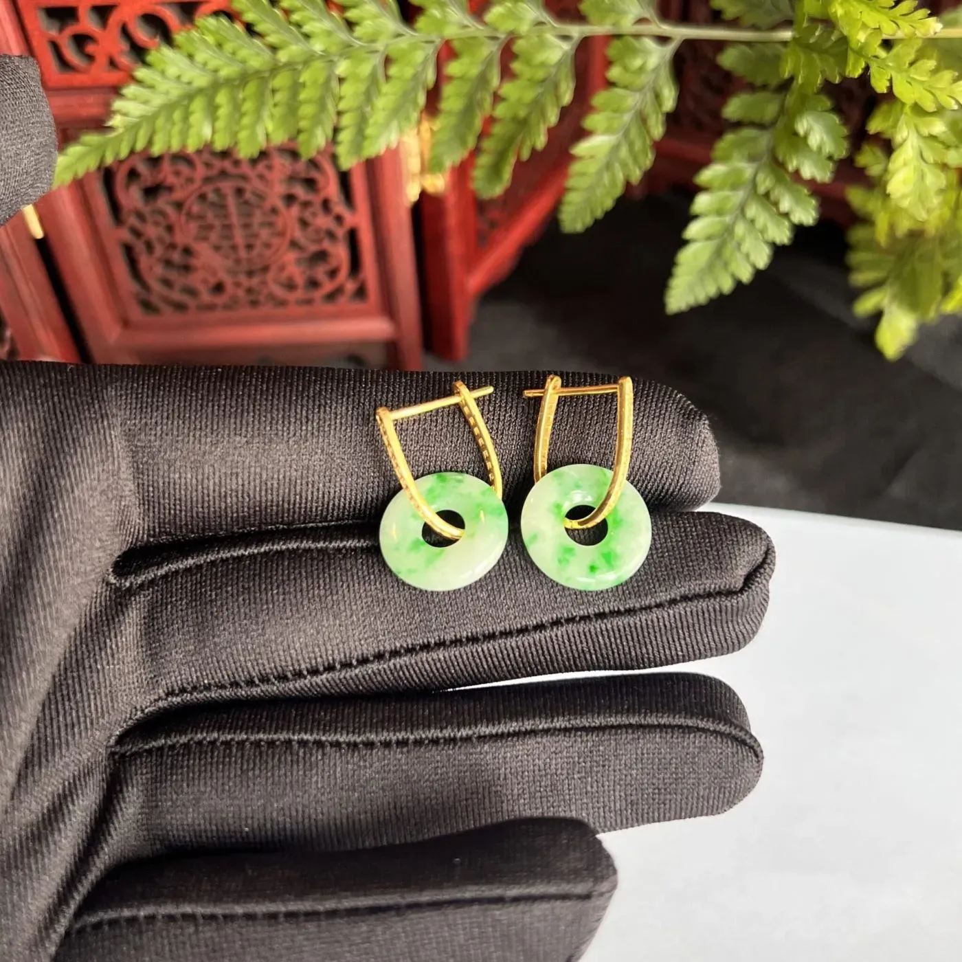 Mẫu khuyên tai đồng điếu ngọc cẩm thạch mang ý nghĩa tài lộc vẹn toàn