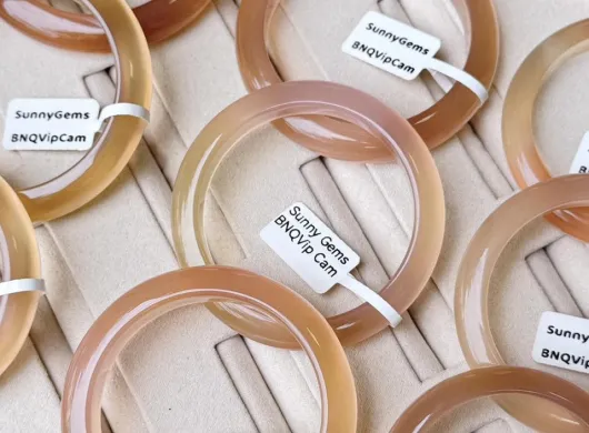 Vòng Bạch Nguyệt Quang với ánh sáng xanh trắng đặc trưng dưới góc chiếu sáng tự nhiên