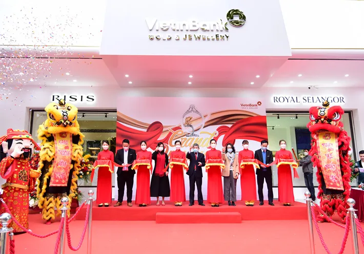 Không gian sang trọng bên trong cửa hàng vàng bạc đá quý VietinBank tại Chợ Hôm