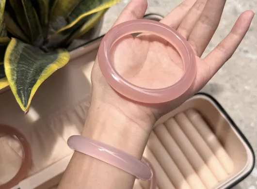 Cách đeo vòng đá đúng tay để tối ưu năng lượng phong thủy