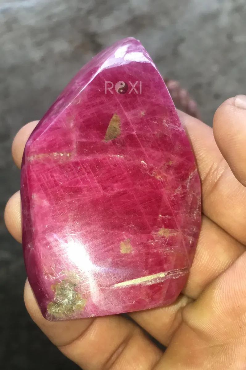 Khối đá Ruby nguyên khối thô vẫn giữ được sắc đỏ đậm đặc trưng trước khi chế tác