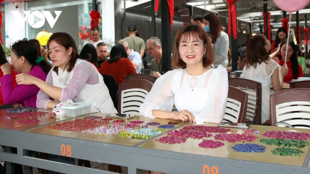 Người bán hàng tại chợ đá quý Lục Yên trao đổi với khách hàng về sản phẩm