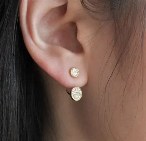 Bông tai PNJ với thiết kế mặt tròn đính đá, phù hợp cho môi trường công sở chuyên nghiệp