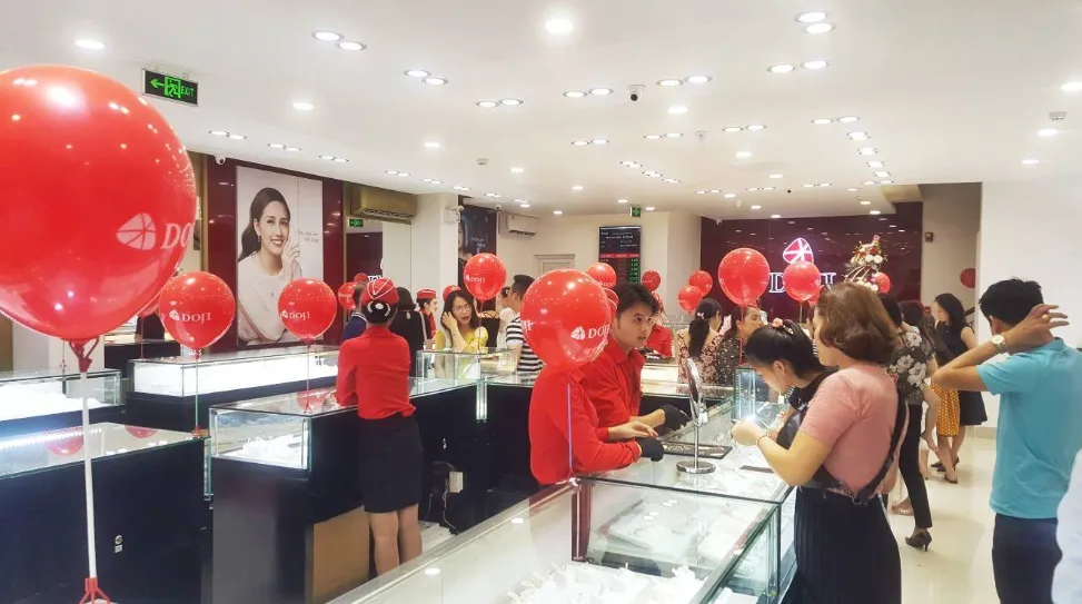 Không gian showroom DOJI với thiết kế sang trọng và hệ thống chiếu sáng chuyên nghiệp