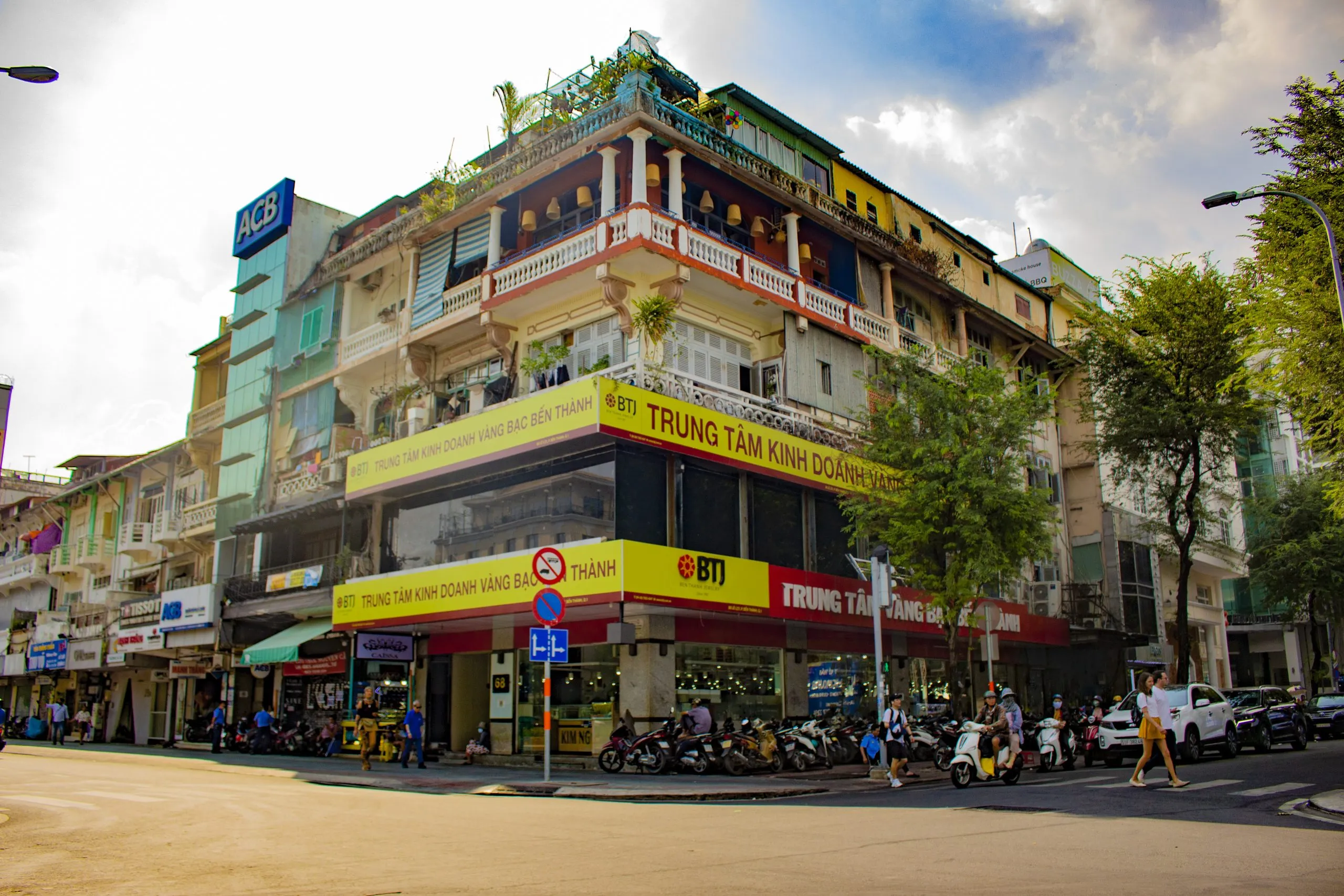 Bộ sưu tập nhẫn vàng và trang sức kim cương trên bàn trưng bày