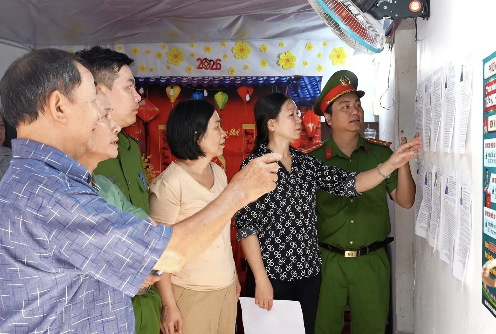 Cảnh sát khám xét địa điểm nhóm đối tượng sử dụng để livestream lừa đảo bán đá quý giả