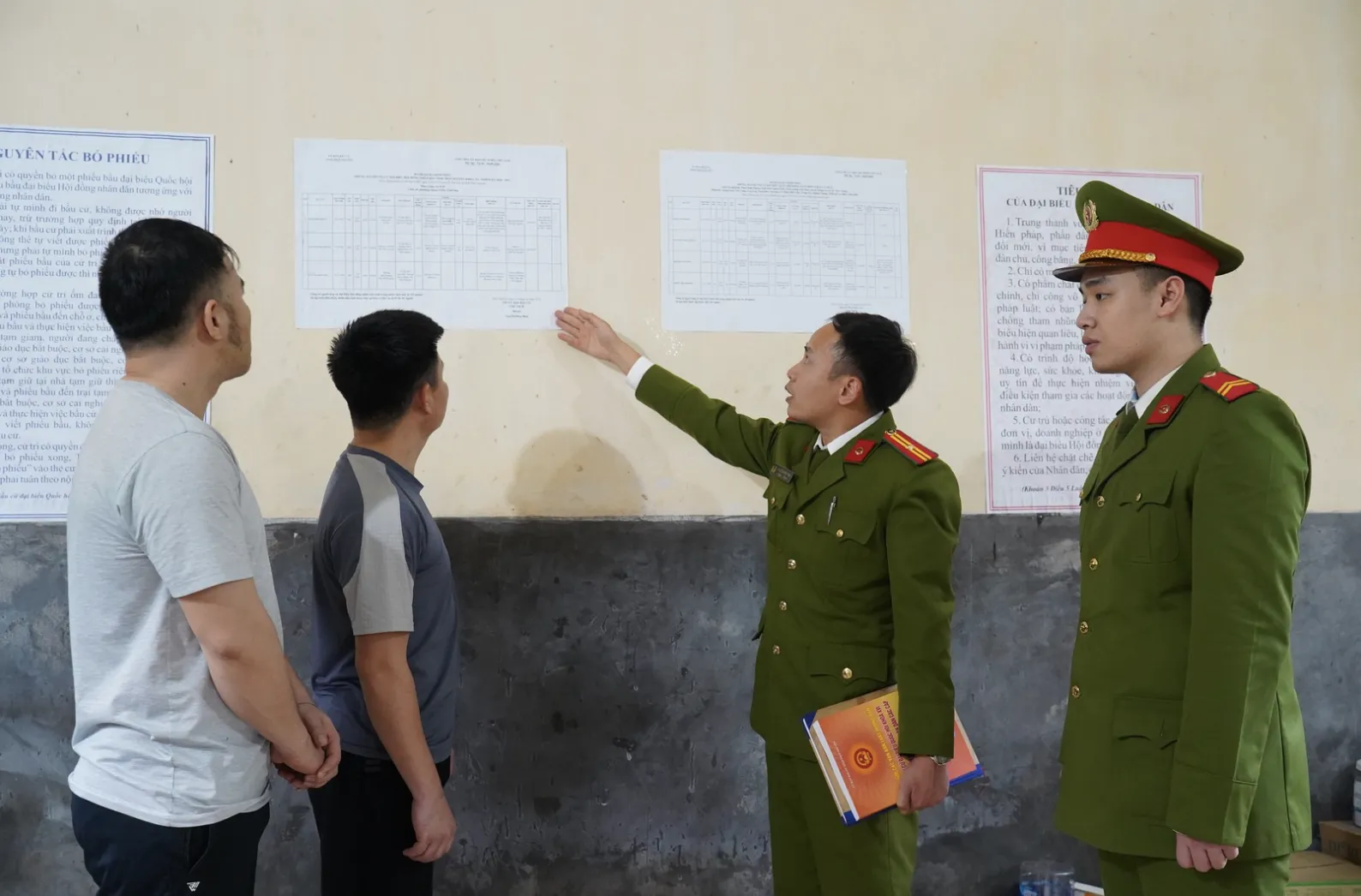 Các đối tượng trong đường dây lừa đảo bán đá quý tại cơ quan công an