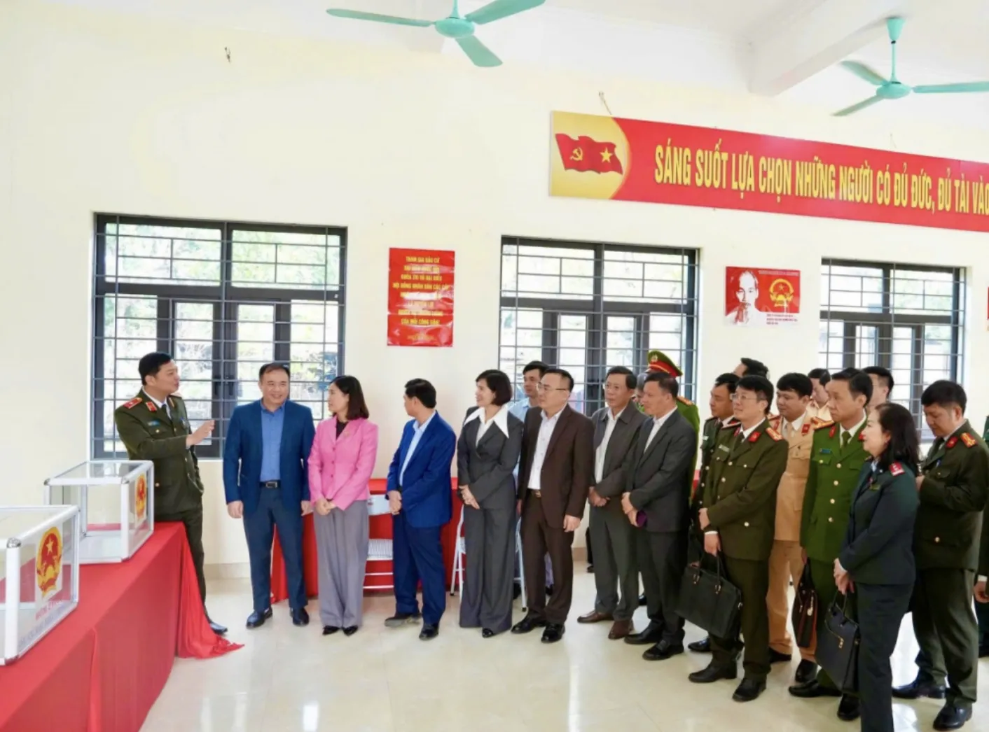 Lực lượng công an kiểm đếm tang vật thu giữ từ đường dây lừa đảo bán đá quý