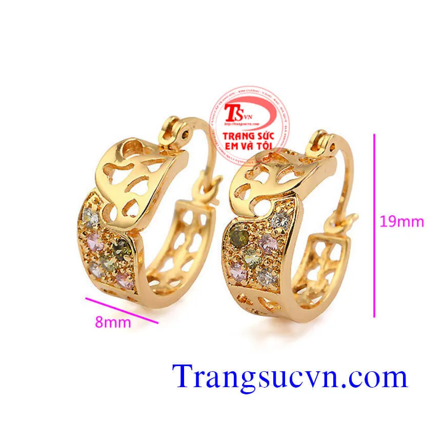 Bông tai vàng 18K với thiết kế hoa văn tinh xảo được chế tác thủ công