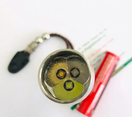 Hệ thống 3 bóng LED Cree Q5 phát ra 3 màu ánh sáng khác biệt