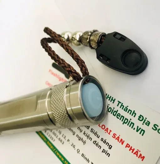 Dây đeo được gắn ở nắp sau tạo sự tiện lợi khi sử dụng