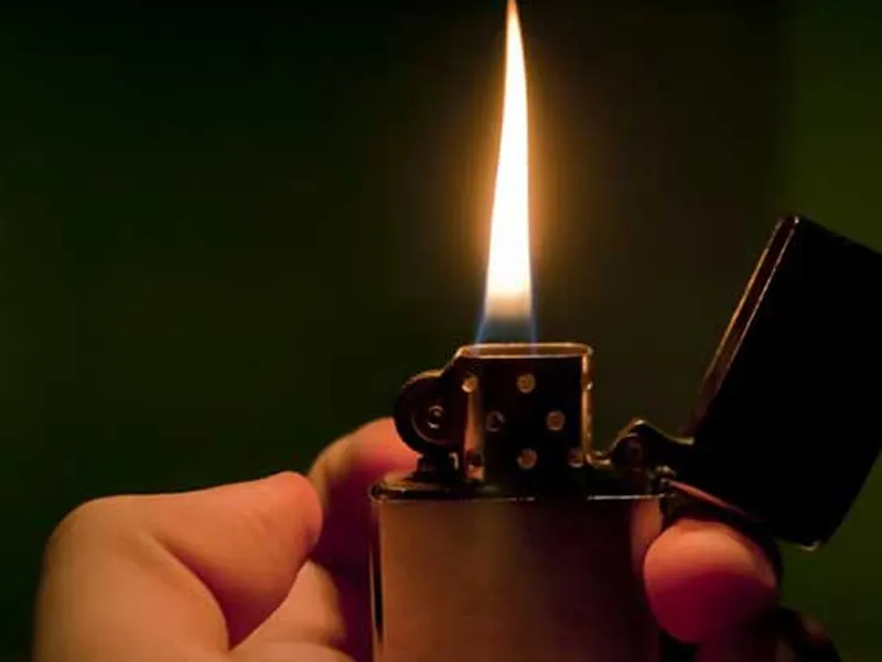 Kiểm tra độ cứng của đá quý bằng cách dùng vật sắc nhọn rạch nhẹ lên bề mặt