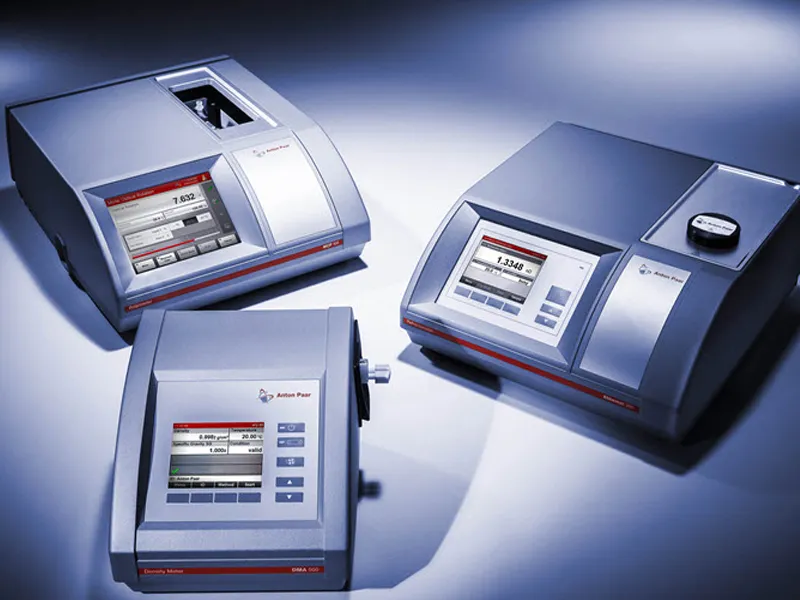 Thiết bị giám định đá quý hiện đại với kính hiển vi và máy đo khúc xạ ánh sáng