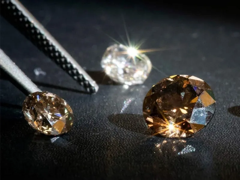 Viên đá quý tự nhiên với các vết rạn và tạp chất đặc trưng nhìn qua kính lúp chuyên dụng