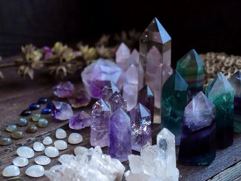 So sánh trọng lượng giữa đá quý tự nhiên và đá nhân tạo trên cân điện tử chính xác